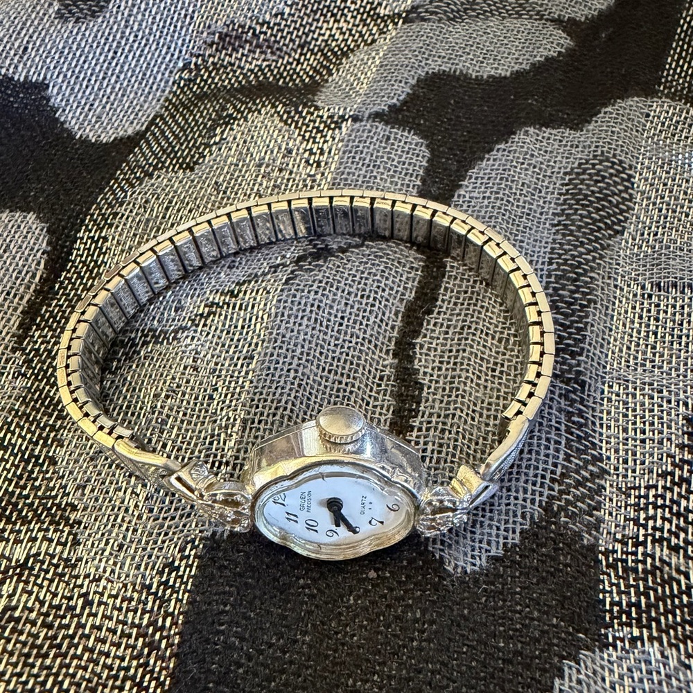 Vintage Women’s Silver Stretch Band Watch ( battery not included)Make an Offer.